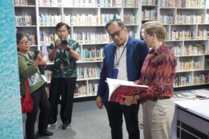 Australian Consul-General Jo Stevens and UNDIKNAS Rector Nyoman Sri Subawa browse a book at ABC Corner during the MoU renewal visit.