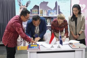 UNDIKNAS Rector Nyoman Sri Subawa and Australian Consul-General Jo Stevens sign the ABC Corner MoU renewal in Denpasar.